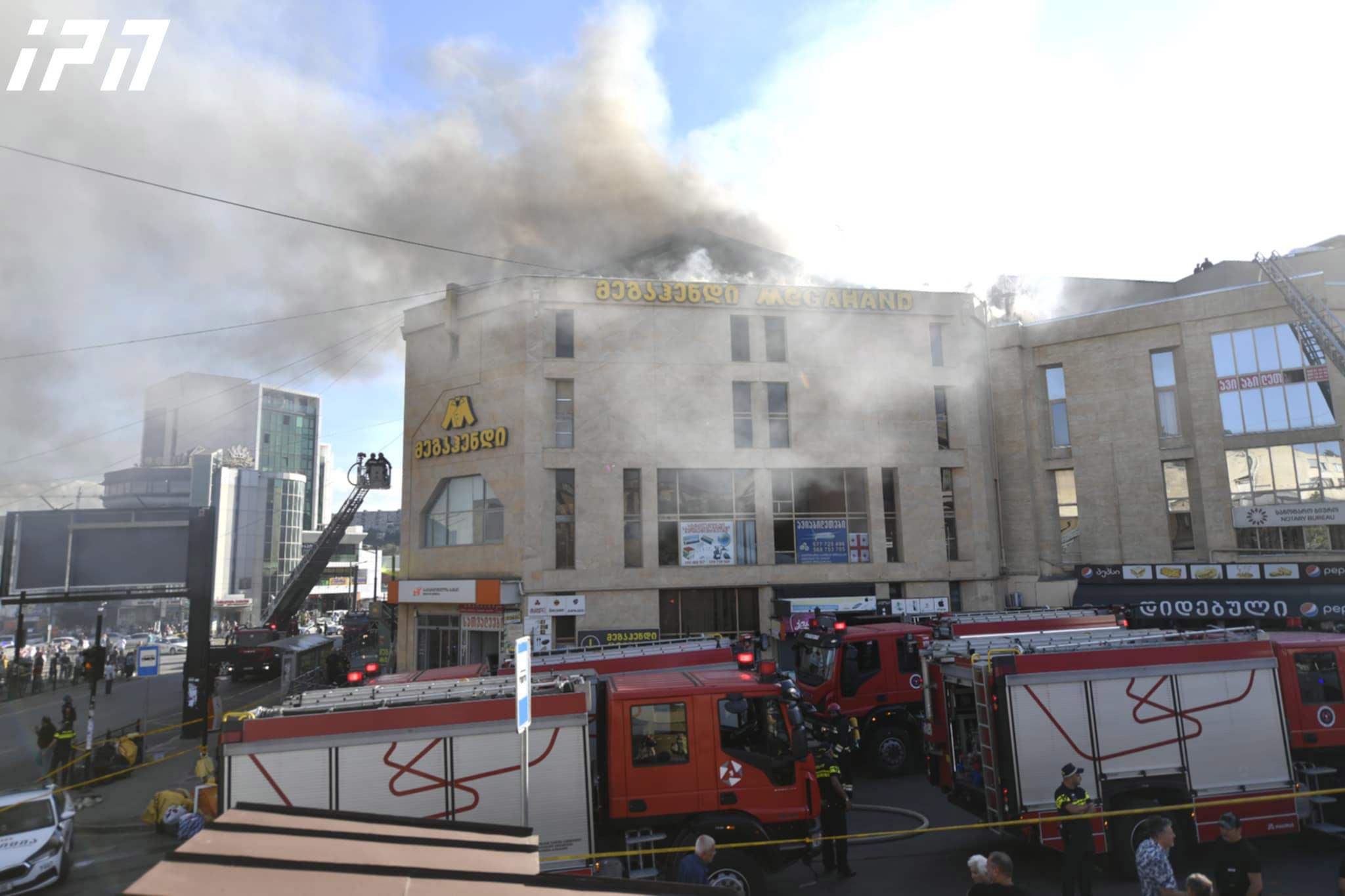 ახმეტელის მეტროს მიმდებარედ ხანძარია - ცეცხლი სავაჭრო ცენტრ „მარიამის“ სახურავს უკიდია