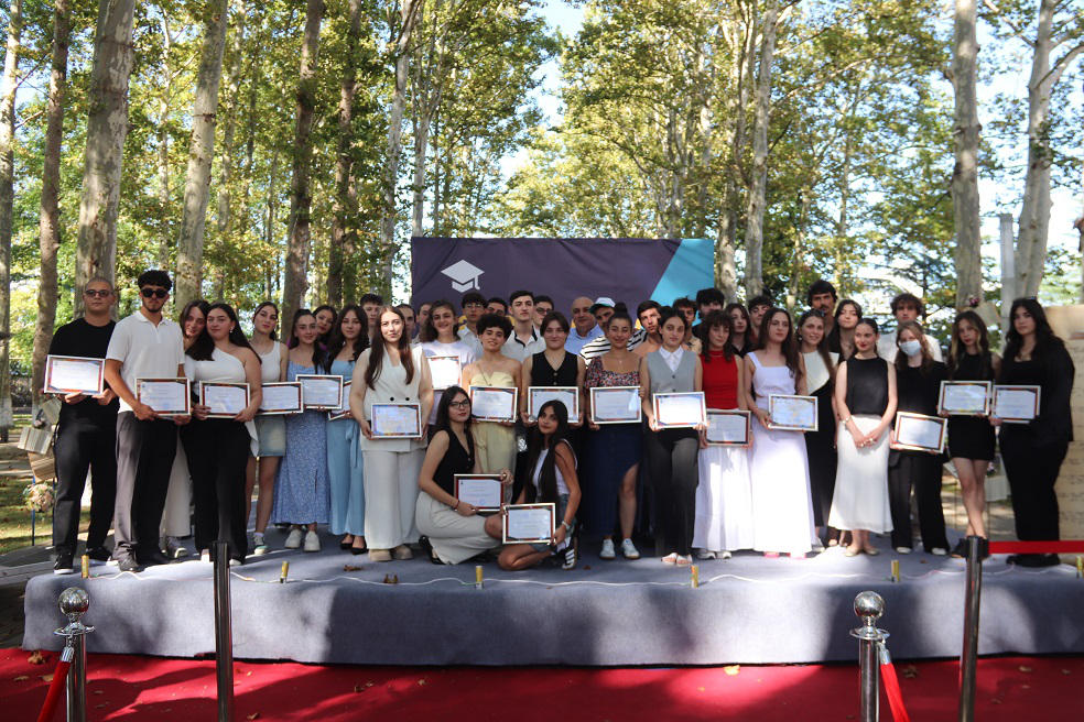 ხობის ცენტრალურ პარკში მუნიციპალიტეტის საჯარო და კერძო სკოლების წარჩინებულ მოსწავლეთა დაჯილდოება გაიმართა