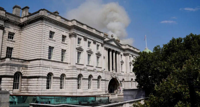 ლონდონში, სომერსეტ ჰაუსში გაჩენილ ხანძარს 100-მდე მეხანძრე ებრძვის