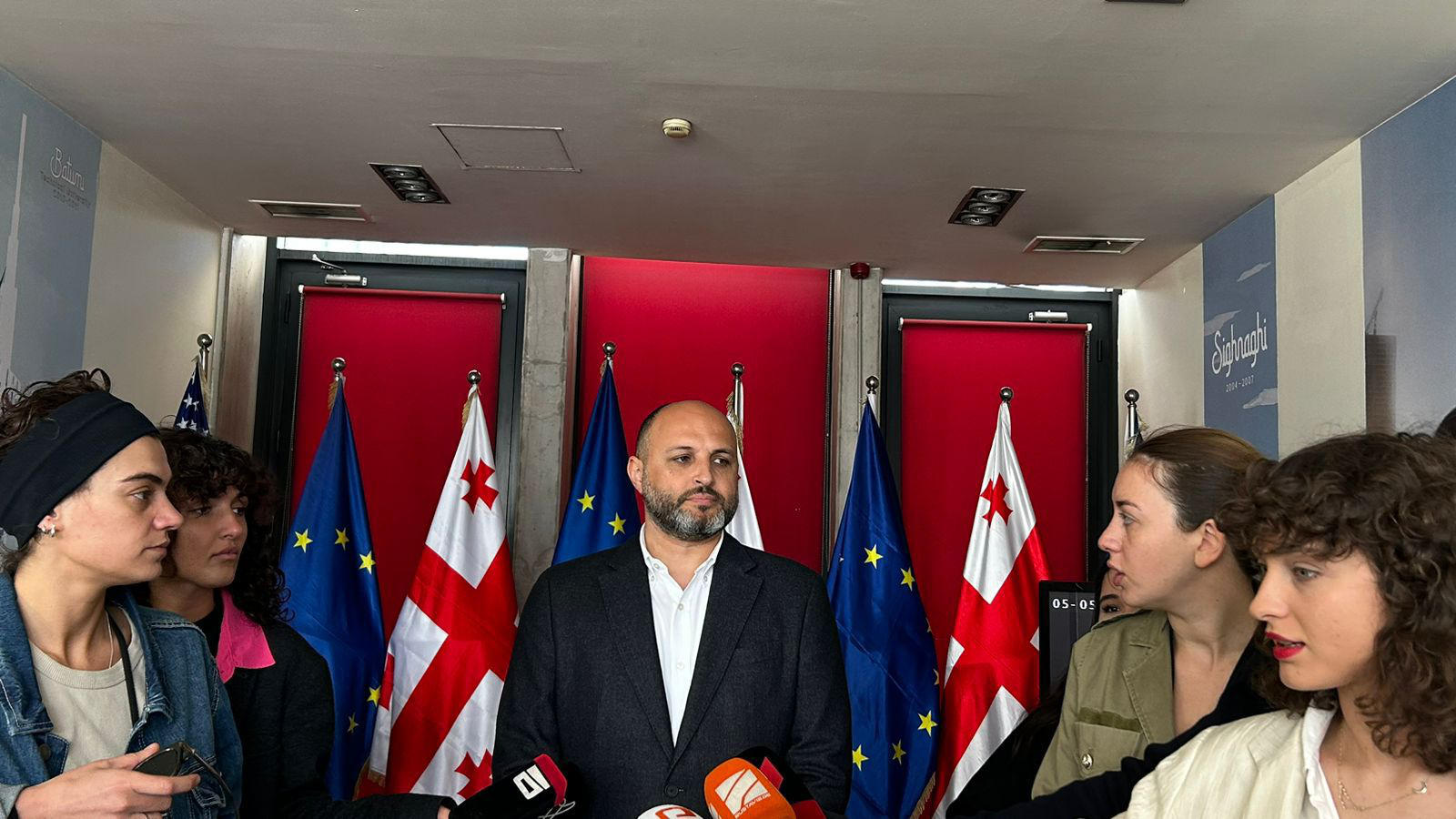 ირაკლი ნადირაძე - ფაქტია, Black Sea Arena ბიუჯეტს მილიონობით ლარის ზარალს აყენებს, მაგრამ ამის მიუხედავად, მას ჯიუტად აფინანსებს მხოლოდ იმიტომ, რომ იქ ბერა ივანიშვილის ძმაკაცები შევინახოთ 10 000 ლარიანი ხელფასებით