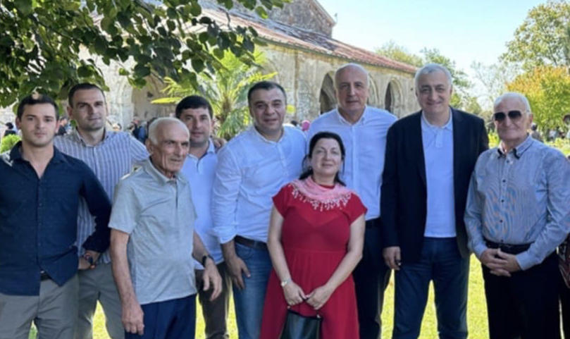 „ძლიერი საქართველოს“ ლიდერებმა ფერისცვალების დღესასწაული წალენჯიხის მაცხოვრის ფერისცვალების ტაძარში აღნიშნეს