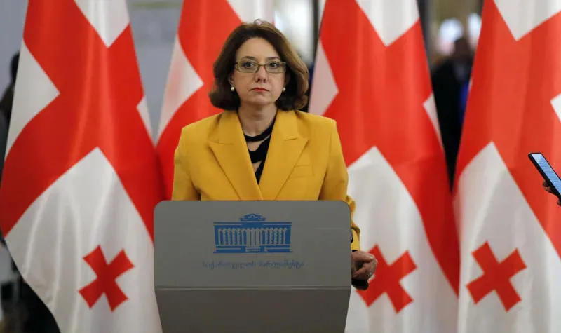 სალომე სამადაშვილი - ქვეყნის ბედი არის კაცის ხელში, რომელიც ისეთი შიშის მანითაა შეპყრობილი, რომ სახლიდან ქუჩაში არ გადის, როცა გადის, ცალკე ტრიბუნა უნდა დაიდგას და ხალხს ტყვიაგაუმტარი შუშის უკნიდან მიმართოს