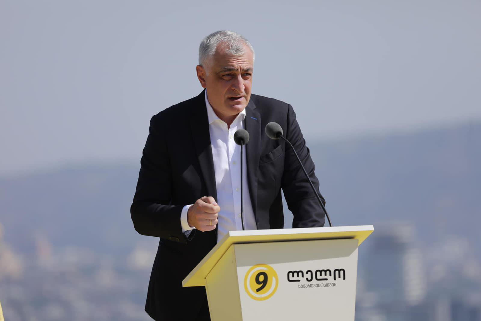 მამუკა ხაზარაძე - მერამდენედ უნდა ვიხილოთ შეშინებული ბიძინა სცენაზე, რომელიც ტყვიაგაუმტარი შუშის აკვარიუმიდან ესაუბრება ხალხს - ასეთი სამარცხვინო და კაპიტულანტური ხელისუფალი ქვეყანას არასდროს ჰყოლია