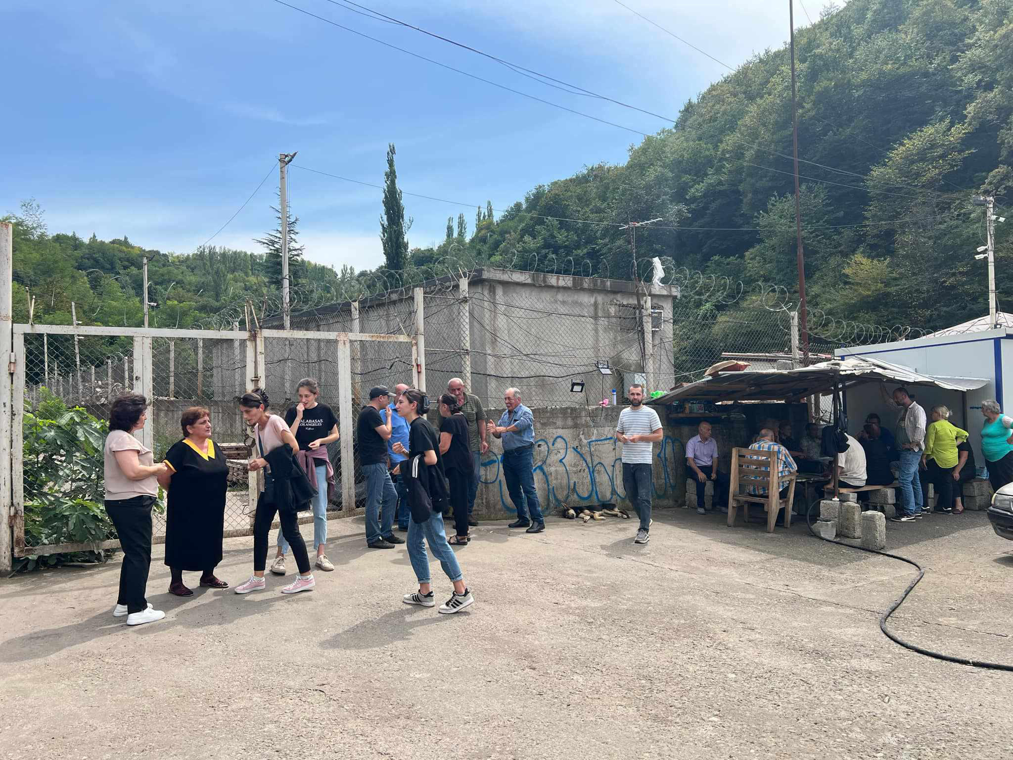 ჭორვილაში, ბიძინა ივანიშვილის სახლთან, შუქრუთისა და კოროხნალის მაღაროების გაჩერების მოთხოვნით, ადგილობრივი მოსახლეობა აქციას გამართავს