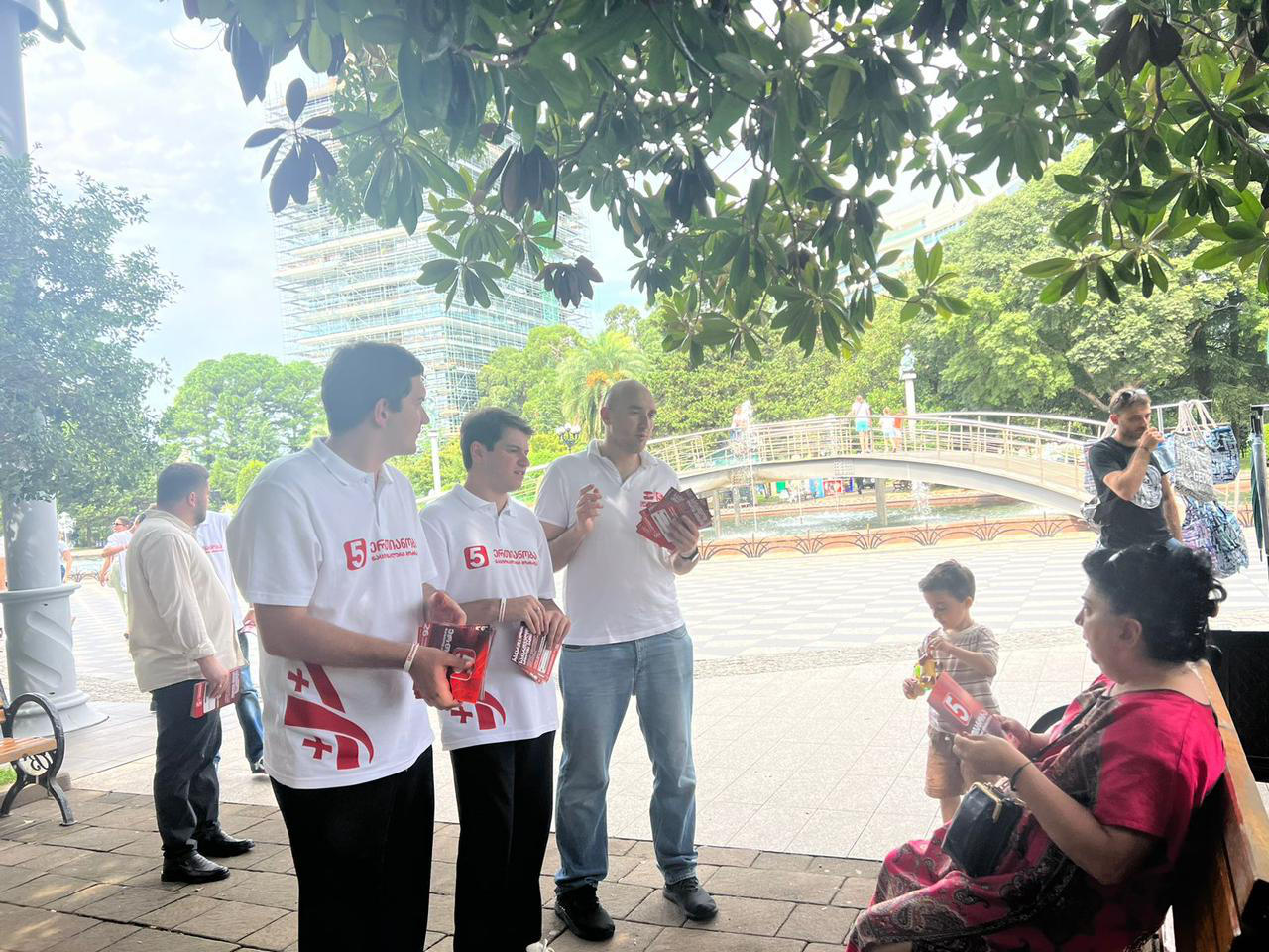 „ერთიანობა-ნაციონალური მოძრაობის" ლიდერები ბათუმის ბულვარში მოსახლეობას ხვდებიან და საინფორმაციო ბროშურებს ურიგებენ