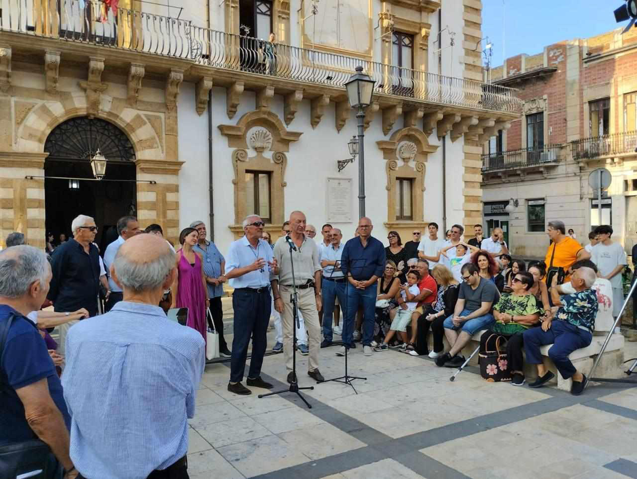 სიცილიაზე, კერამიკულ ფილაზე პოეტ დათო მაღრაძის ლექსი - ROMA AMOR პოეტების ქუჩაზე, ქალაქის ისტორიულ ნაწილში ხარების ტაძრის კედელზე განთავსდა