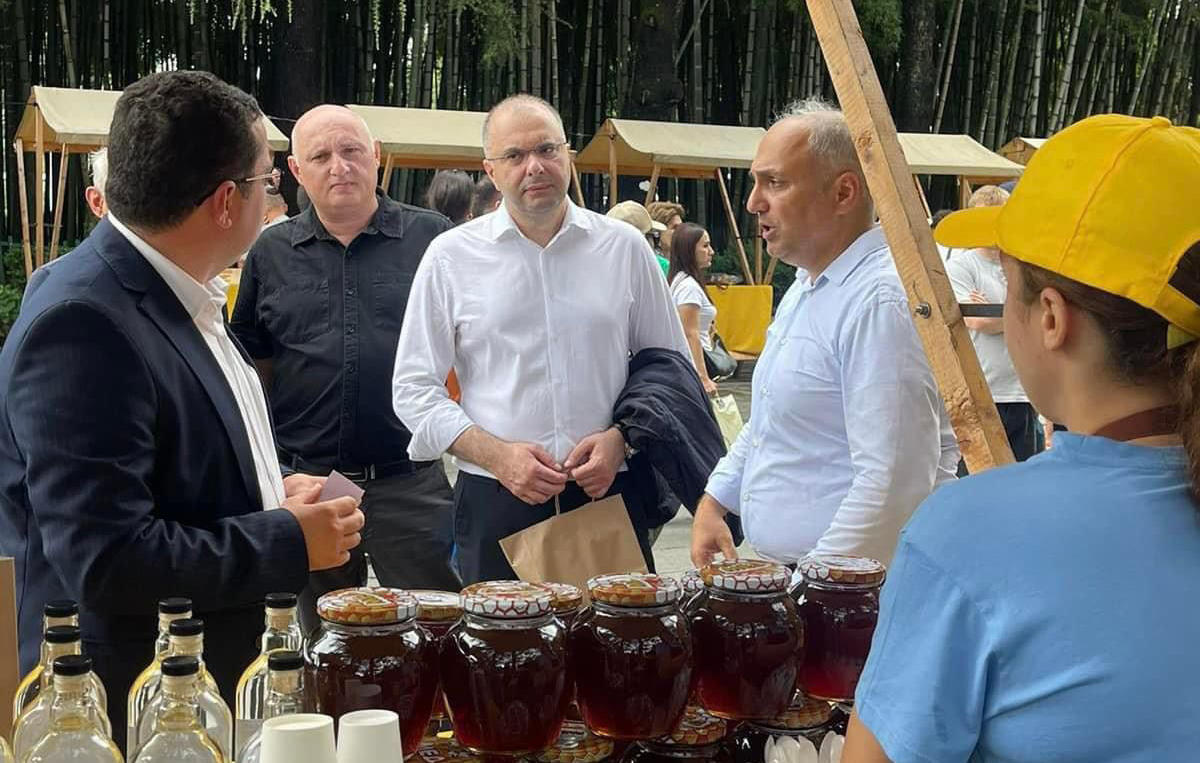 აფხაზეთის ავტონომიური რესპუბლიკის ფინანსთა და ეკონომიკის მინისტრი ლევან თევზაია ბათუმში, აფხაზეთიდან დევნილი მეწარმეების მონაწილეობით გამართულ თაფლის ფესტივალს დაესწრო
