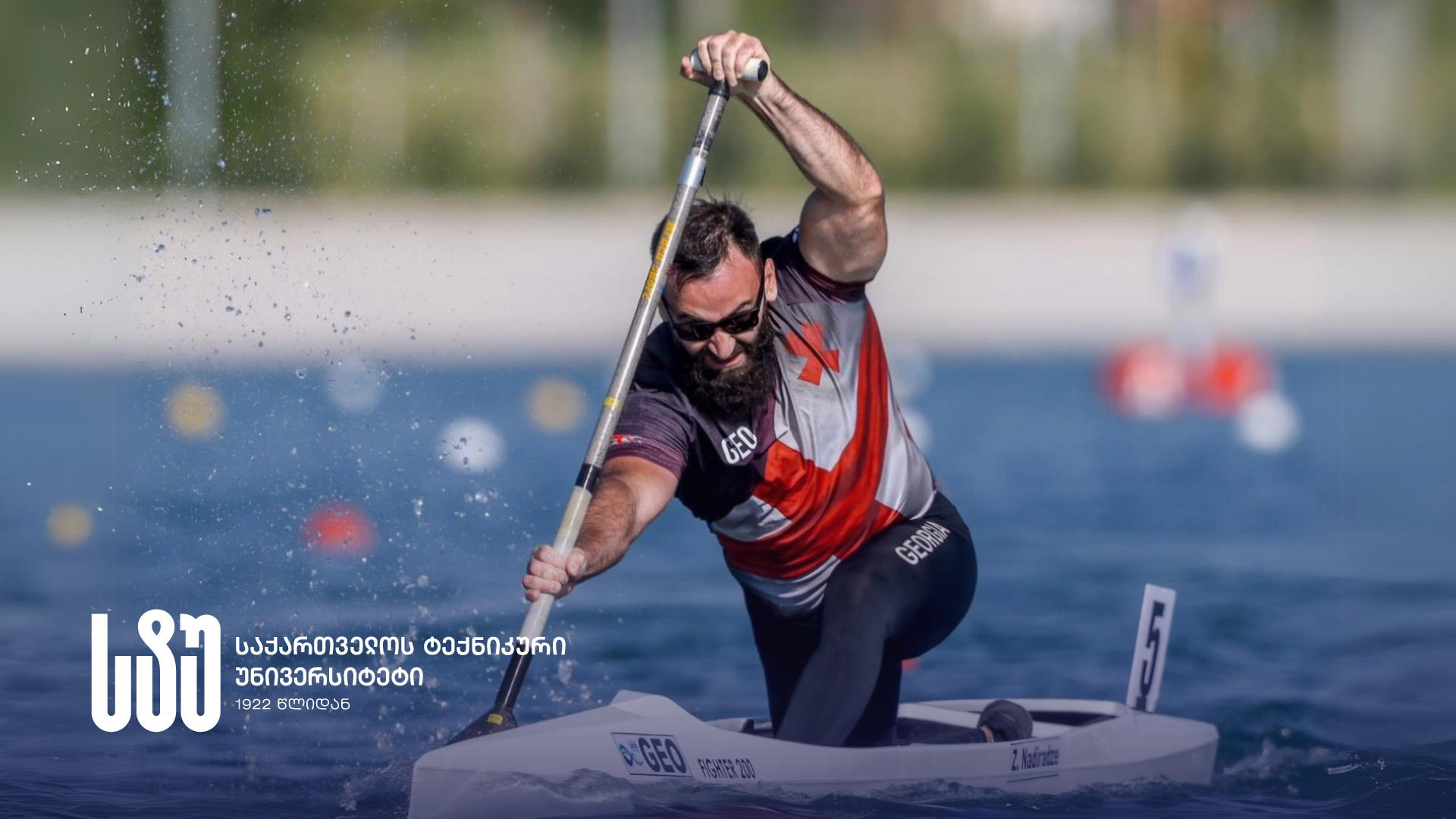 საქართველოს ტექნიკური უნივერსიტეტის რექტორი, აკადემიკოსი დავით გურგენიძე სტუდენტს, ნიჩბოსან ზაზა ნადირაძეს მსოფლიო ჩემპიონატზე ბრინჯაოს მედლის მოპოვებას ულოცავს