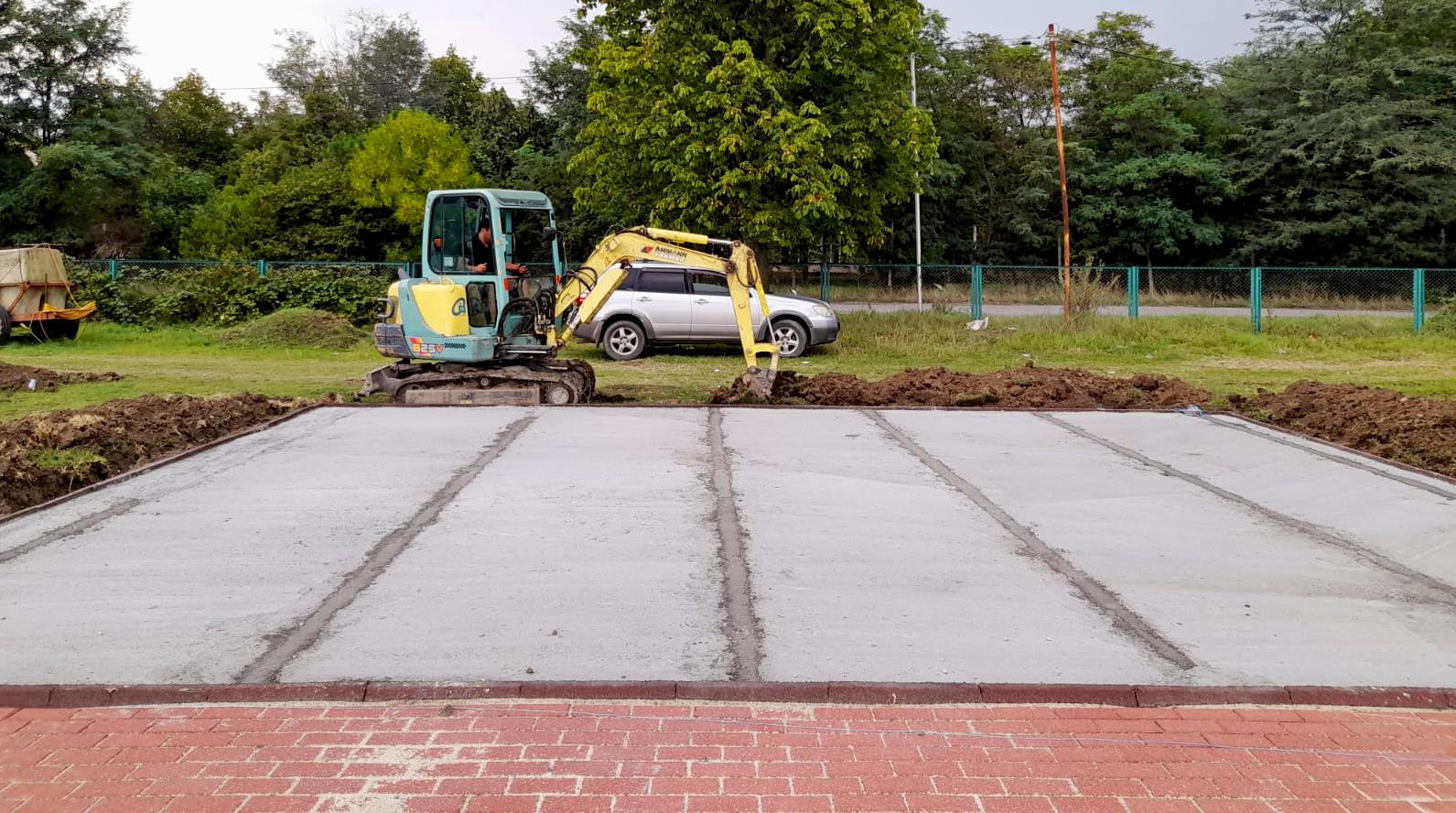 გორის მუნიციპალიტეტის სოფელ კარალეთში, სკოლის მიმდებარე ტერიტორიაზე, დასასვენებელი სივრცის მოწყობის სამუშაოები მიმდინარეობს