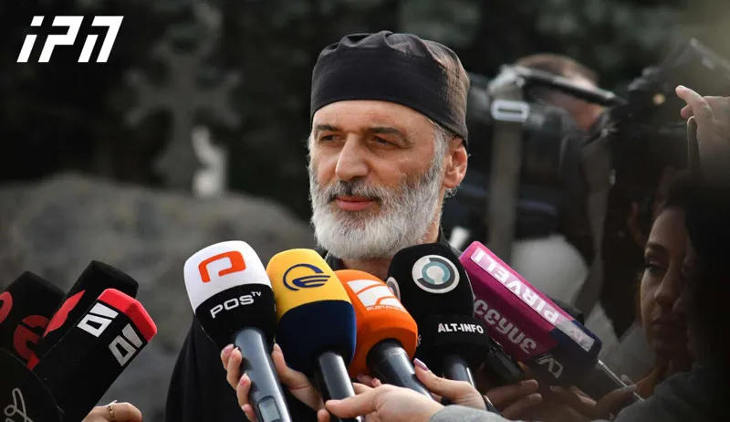 დეკანოზი ანდრია ჯაღმაიძე - იმის გათვალისწინებით, რომ ბევრი ადამიანი ვერ მოხვდა სამებაში სამგლოვიარო დღეებში, წირვის დროს მცირე კორიდორი იქნება დატოვებული, სადაც მრევლს უწყვეტად კვლავ შეეძლება შემოსვლა