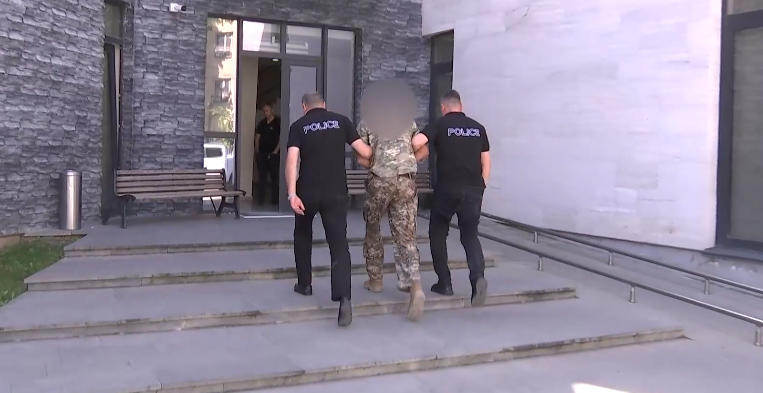 მამაკაცი, რომელსაც სოფელ ახაშენში ცოლისა და ორი მეგობრის მკვლელობა ედება ბრალად, დააკავეს