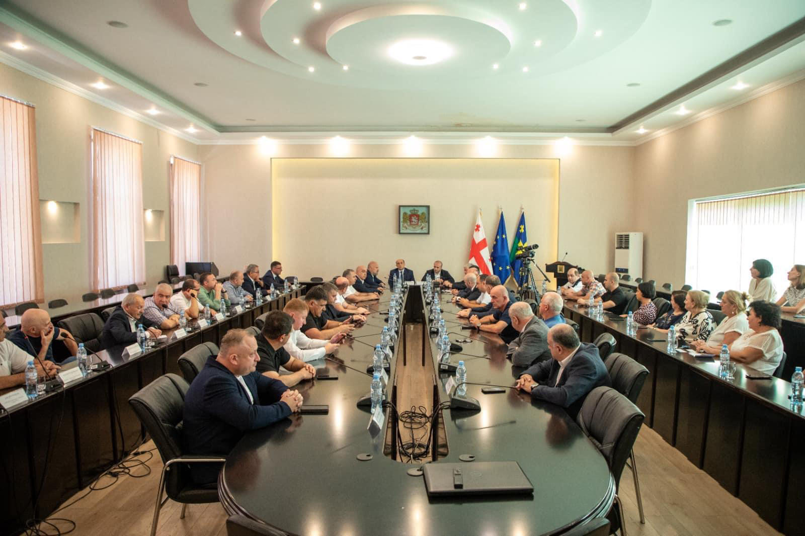 მთავრობის ადმინისტრაციის რეგიონებთან ურთიერთობის დეპარტამენტის უფროსმა ადგილობრივი თვითმმართველობის წარმომადგენლებს იმერეთის ახალი სახელმწიფო რწმუნებული წარუდგინა