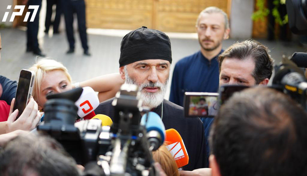 დეკანოზი ანდრია - როცა პატრიარქმა გადაწყვიტა მეუფე შიოს მოსაყდრედ დასახელება, ვიწრო წრეში განაცხადა, რომ ეს იმიტომ გააკეთა, რათა შეწყდეს მსჯელობა ამ თემაზე, რომ დაფარული ანდერძი საზოგადოებაში გარკვეულ შფოთს შეიძლება ქმნიდეს