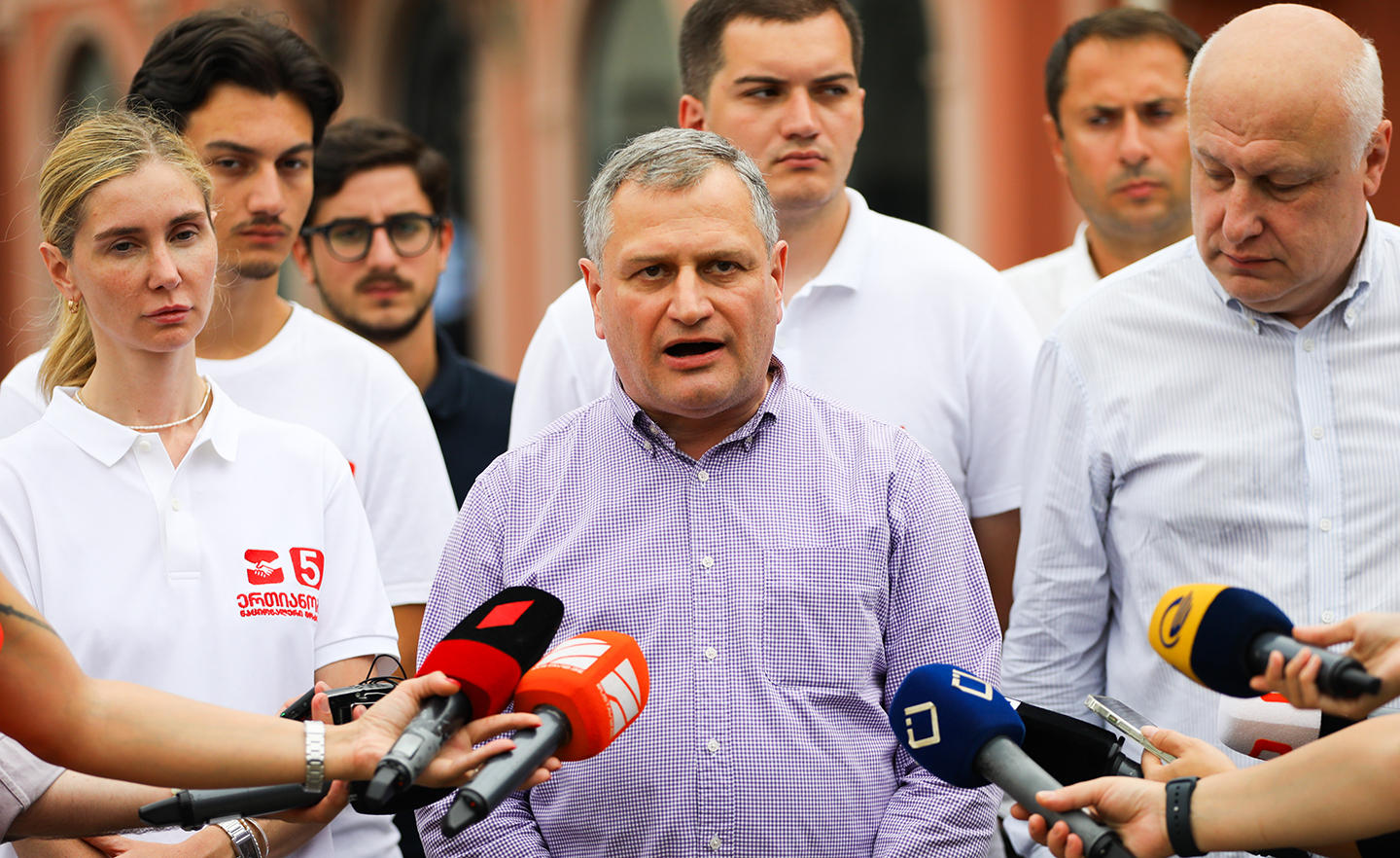 არმაზ ახვლედიანი - ბიძინა ივანიშვილმა საქართველოს კონსტიტუცია ჯიბის კონსტიტუციად გადააქცია