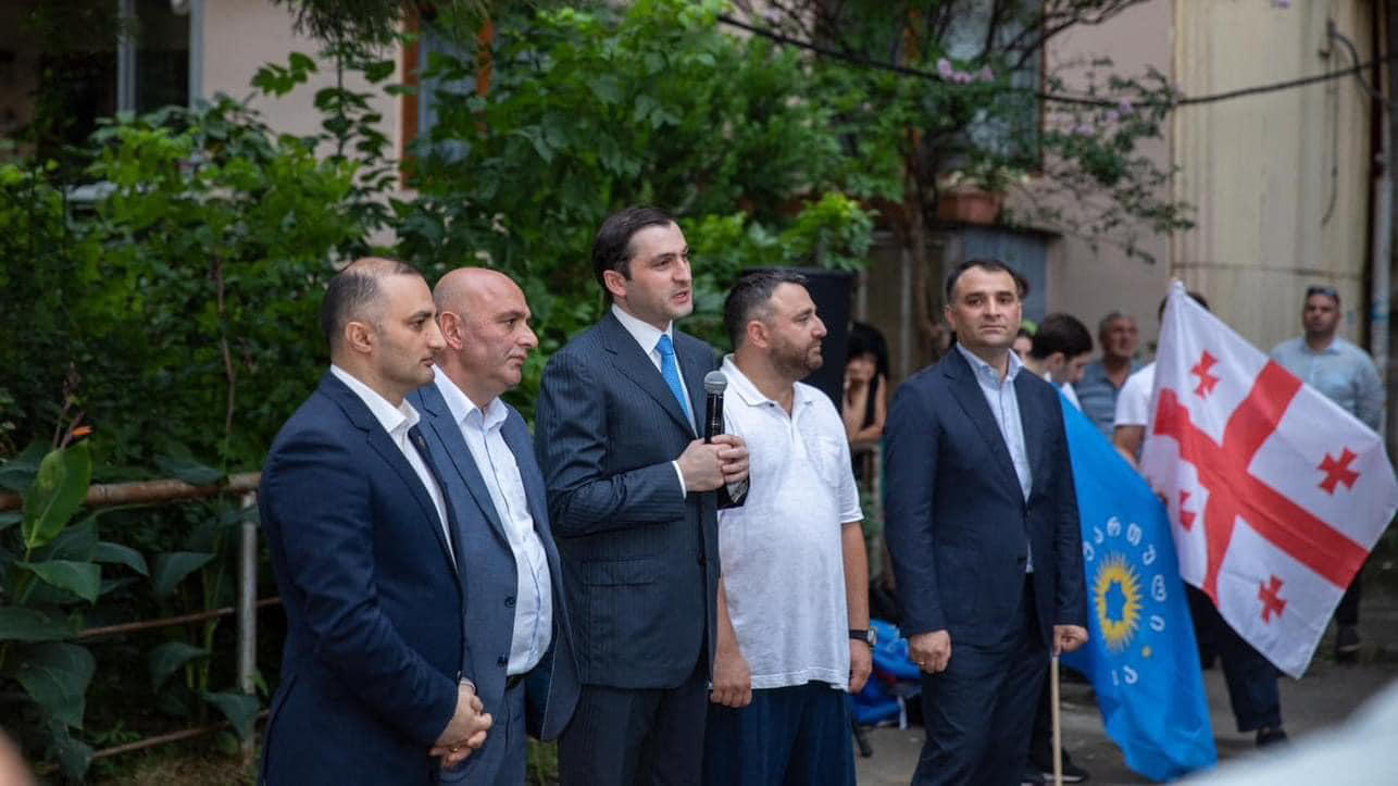 „ქართული ოცნებიდან“ აჭარის უმაღლესი საბჭოს დელეგატი ბათუმში, რამაზ ჯინჭარაძე წინასაარჩევნო კამპანიის ფარგლებში მოსახლეობას შეხვდა