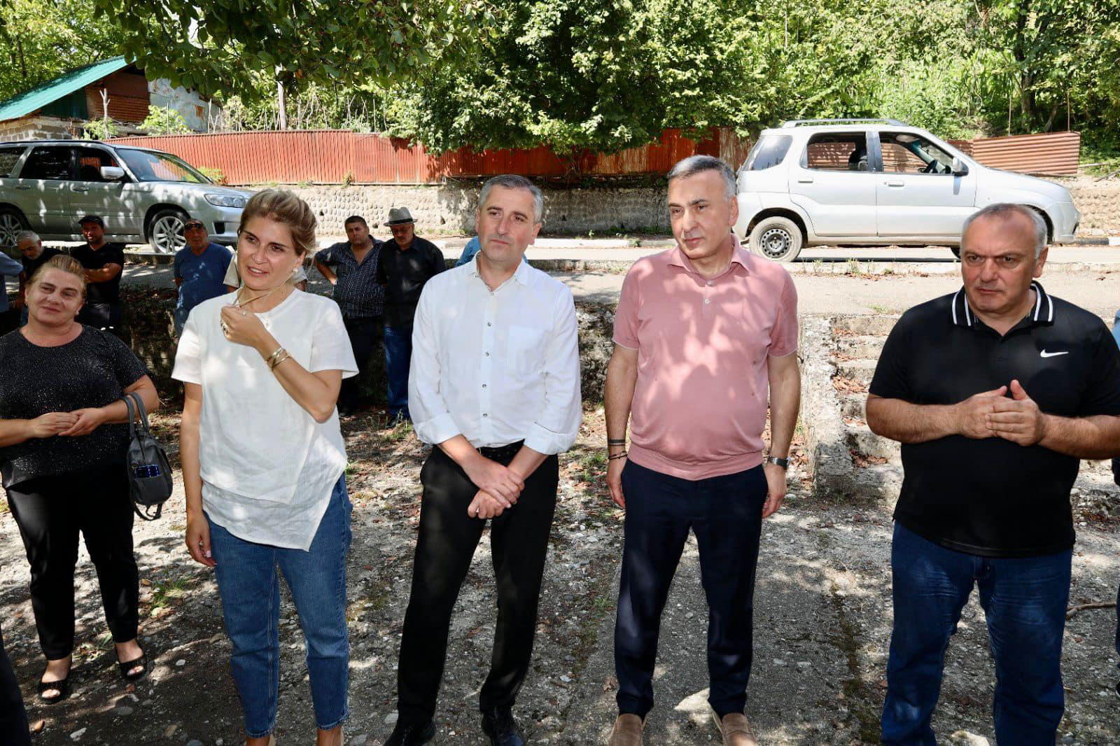 „ქართული ოცნების" დელეგატი რაჭა-ლეჩხუმ-ქვემო სვანეთში, გოჩა ენუქიძე, წინასაარჩევნო კამპანიის ფარგლებში ცაგერის მუნიციპალიტეტის მოსახლეობას შეხვდა