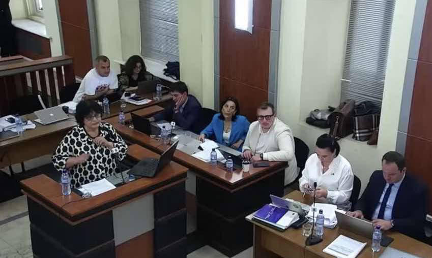 ენათმეცნიერი - სიტყვა „გამტარებელი“ სხვადასხვა კონოტაციაში შევისწავლეთ, მაგრამ თუ მას არ დავუმატეთ დადებითი კონოტაციის სიტყვა, ნეიტრალურობას ვერ ინარჩუნებს  - „ინტერესის გამტარებელი“  ამ ტიპის შესიტყვება მხოლოდ უარყოფითს, მძიმე და საშინელ ეფექტს იძლევა