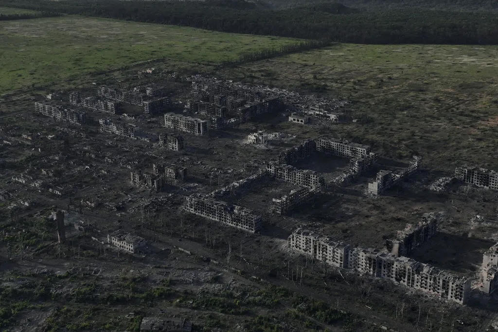 რუსების მიერ ჩასოვ-იარის დაბომბვის შედეგად, სულ მცირე, 5 ადამიანი დაიღუპა