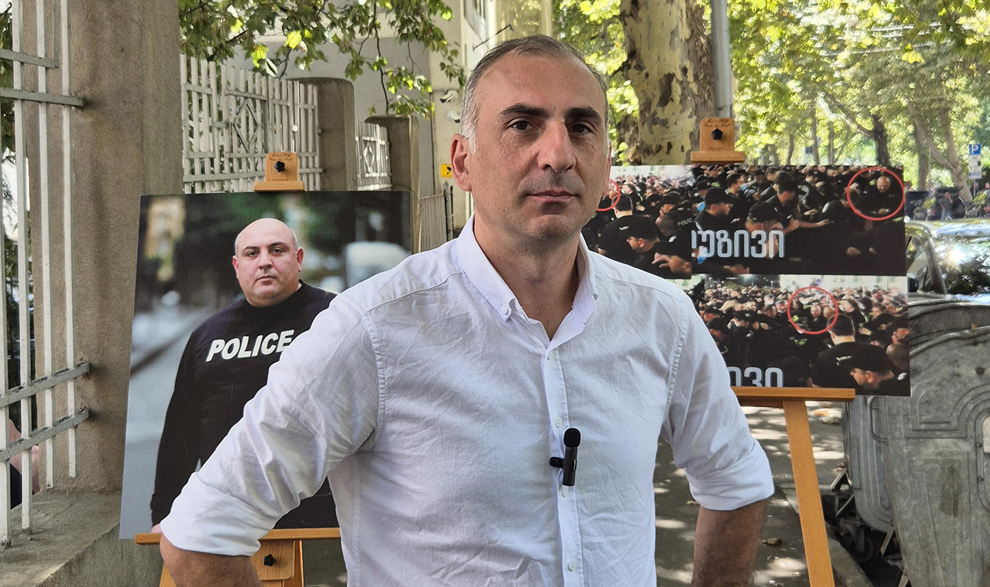 ალეკო ელისაშვილი - კანცელარიასთან 10-15-20 პოლიციელი დამესხა თავს, ამის შემდეგ დაიწყო ფეხათრეული, წელათრეული გამოძიება - ეს კარგი ნაჭამ-ნასვამი პოლიციელი ზაქრო ჩოხელია, რომელიც კადრებშიც ჩანს, როგორ მირტყამს