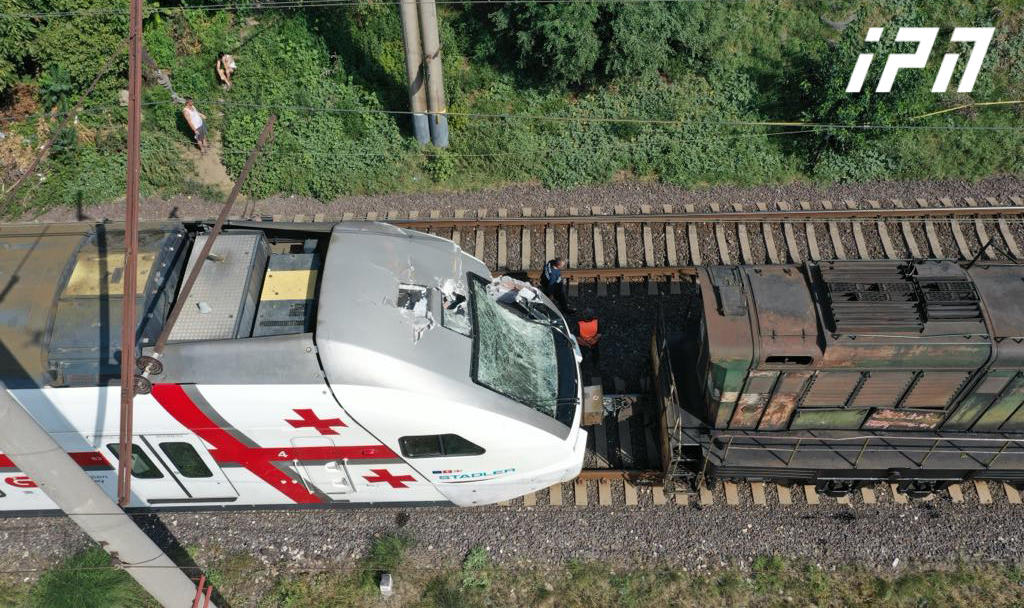 ფეიქრების ქუჩასთან, სამგზავრო მატარებელი სამუშაო პლატფორმას შეეჯახა - დაღუპულია 2 ადამიანი