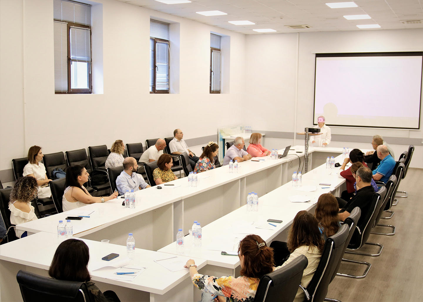 შემოსავლების სამსახურის წარმომადგენლებმა ბიზნესსექტორს ფარმაცევტული პროდუქტის აღნუსხვის ფორმის შევსების ახალი წესი და პირობები გააცნეს