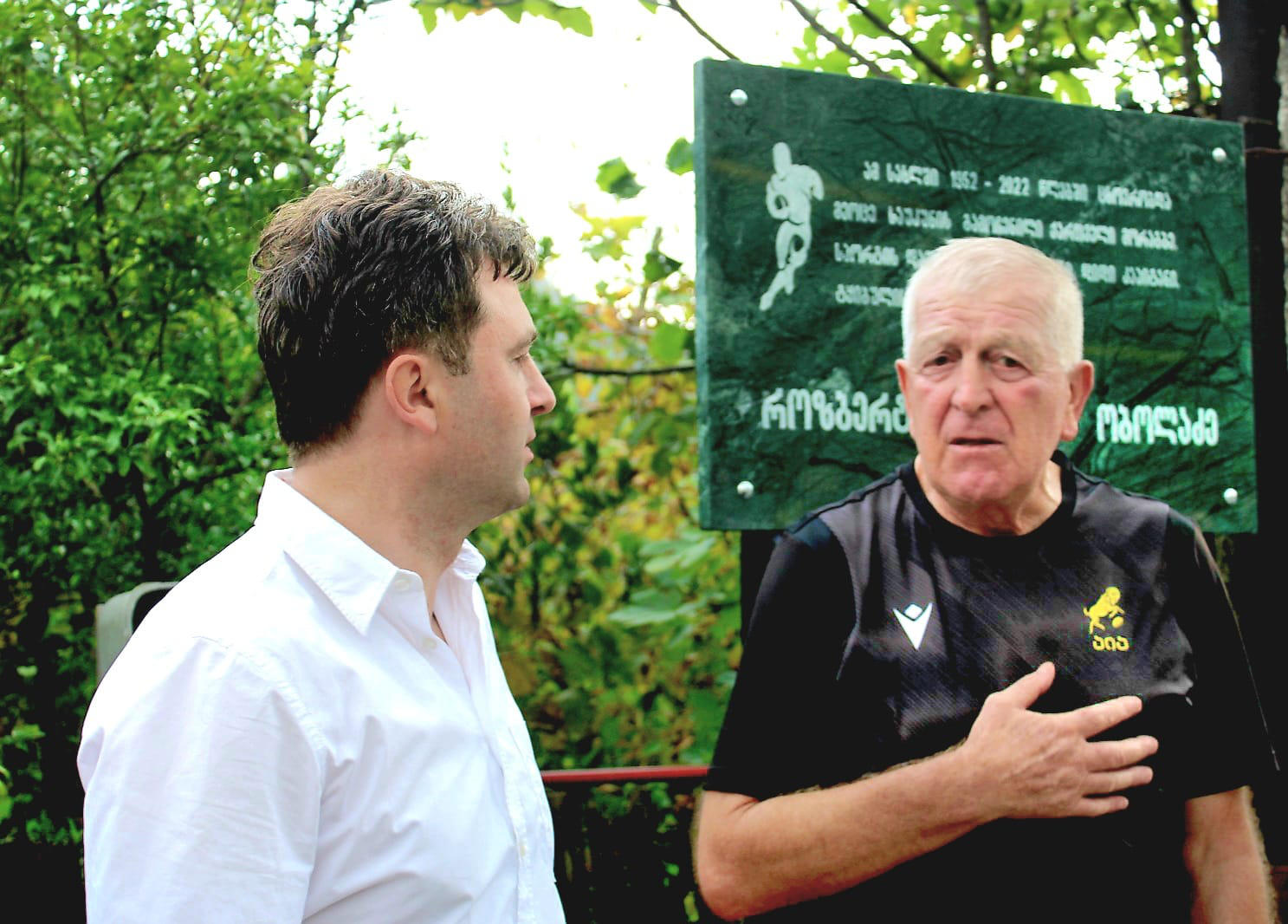 ტყიბულის მუნიციპალიტეტში გამოჩენილი მორაგბის როზბერტ ობოლაძის მემორიალური დაფა გაიხსნა