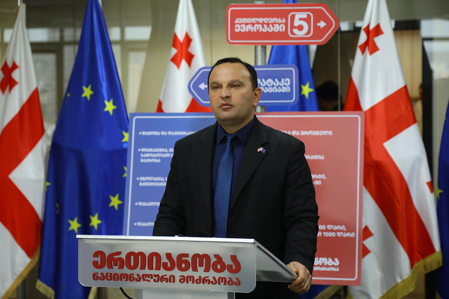 პაატა მანჯგალაძე - „ქართული ოცნება“ რაღაც ჯუნგლის კანონს გვთავაზობს: როცა მისი წარმომადგენელი ოპოზიციას ესხმის თავს, ეს კარგი და სამართლიანია, მაგრამ როცა საყვედურს ეტყვიან მის რომელიმე ლიდერს, ეს დასაგმობია