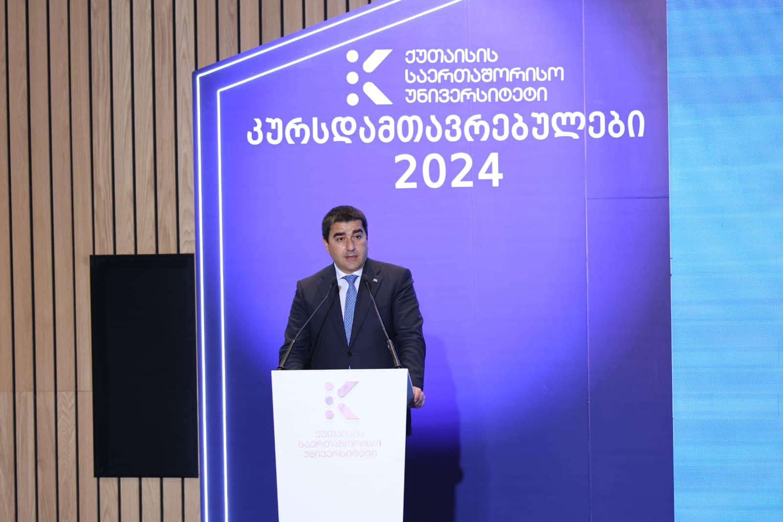 შალვა პაპუაშვილი - ძვირფასო კურსდამთავრებულებო, გილოცავთ უნივერსიტეტის დამთავრებას! განათლებას განსაკუთრებით მნიშვნელოვანი როლი აქვს ჩვენი ქვეყნის მშვიდობიანი და წარმატებული მომავლის შენებაში