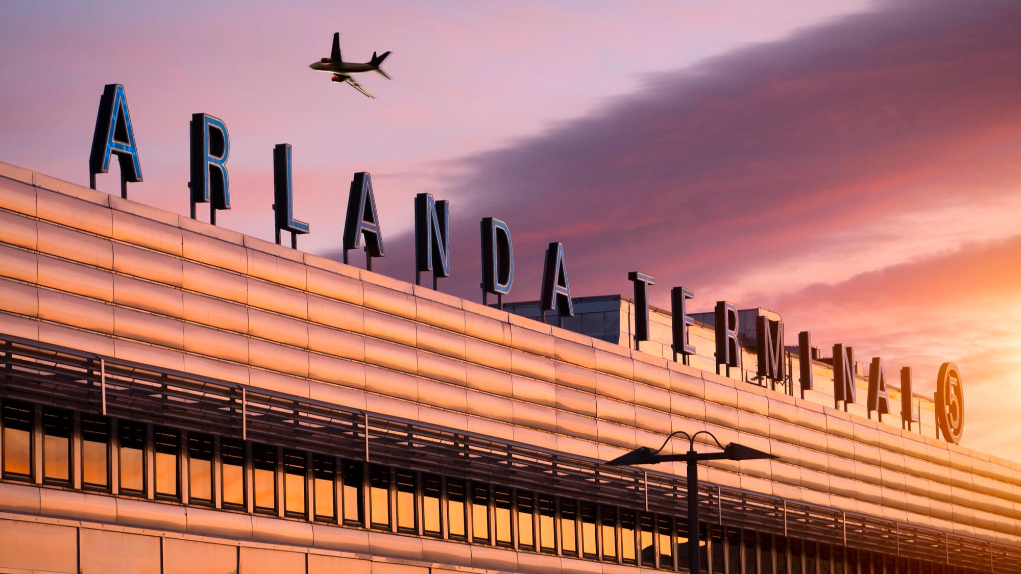 სტოკჰოლმის „არლანდას“ აეროპორტში, დრონების დაფიქსირების გამო, საჰაერო მიმოსვლა დროებით შეჩერდა