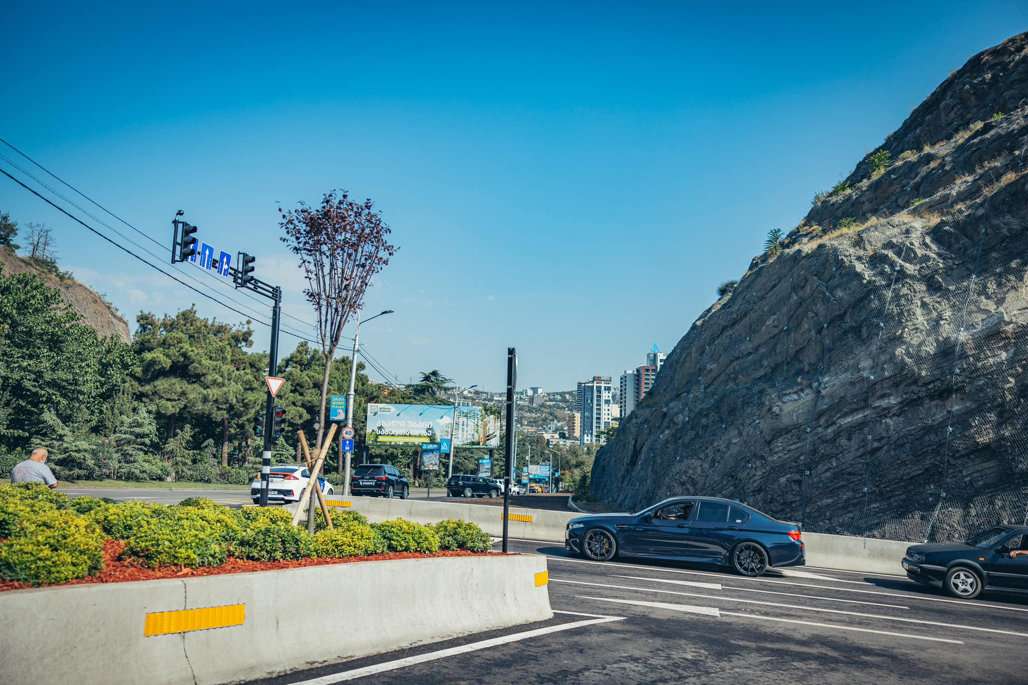 მიხეილ თამარაშვილის გამზირის და ჭაბუა ამირეჯიბის გზატკეცილის კვეთაზე სატრანსპორტო კვანძი მოეწყო