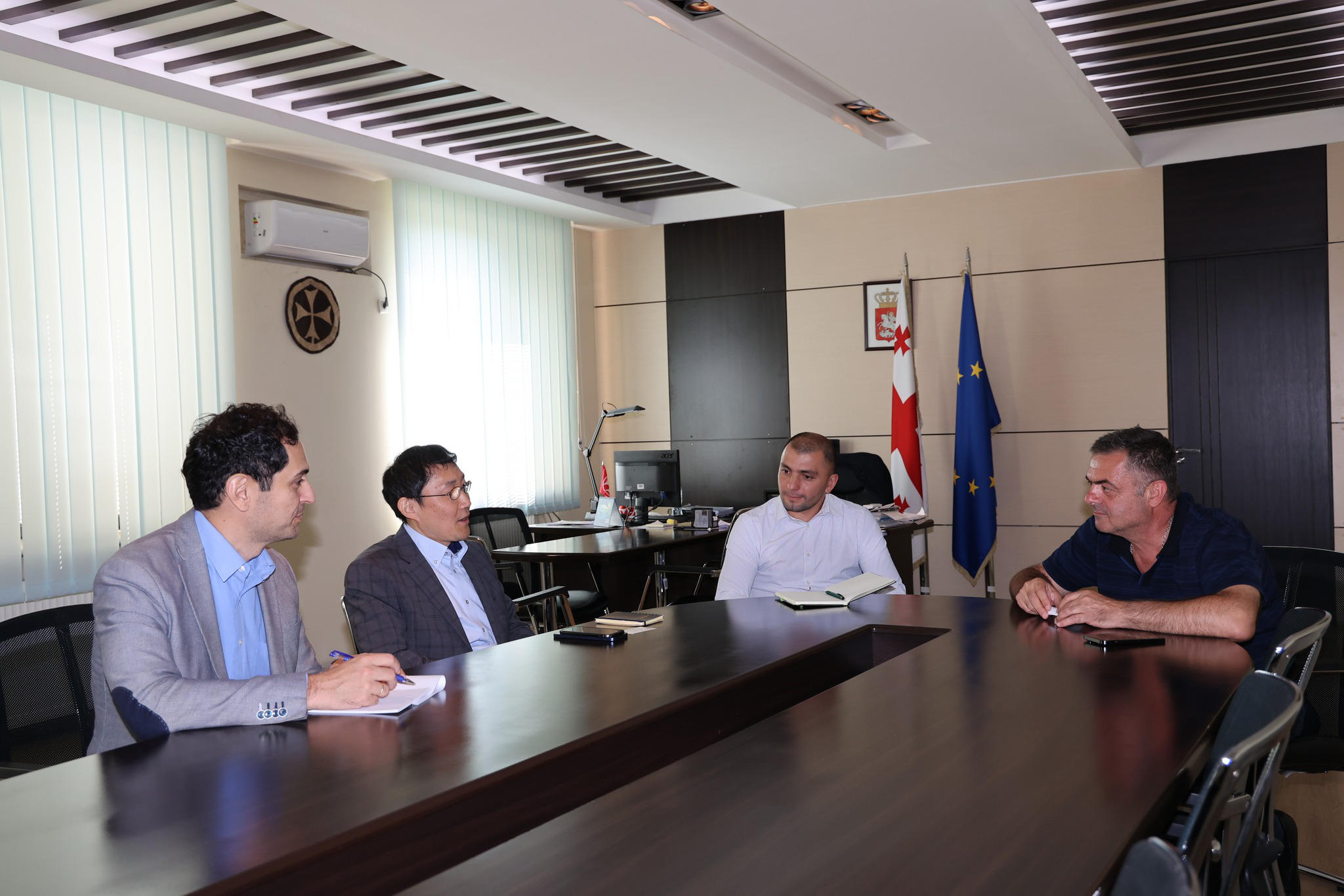 ბოლნისის მუნიციპალიტეტის მერმა იაპონიის საერთაშორისო თანამშრომლობის სააგენტოს (JICA) საქართველოს ოფისის ახალ ხელმძღვანელთან, და ოფისის წარმომადგენელთან ერთად, სამუშაო შეხვედრა გამართა