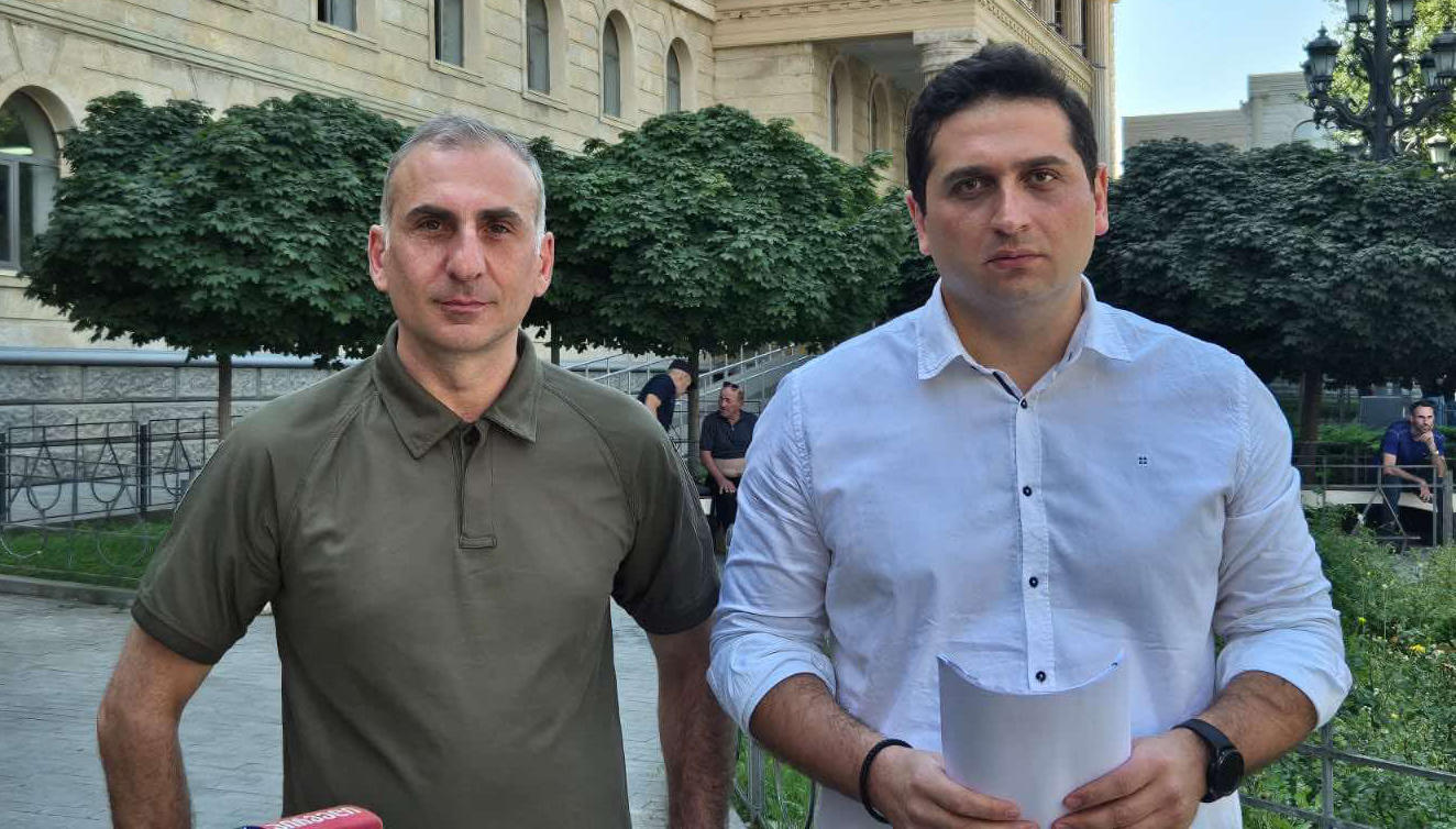 ალეკო ელისაშვილი - 20-მდე პოლიციელი ფიზიკურად მისწორდებოდა, არცერთის მიმართ არ არის წარდგენილი ბრალი და მე 2 000 ლარით დამაჯარიმეს, რასაც ვასაჩივრებთ, მაგრამ მოლოდინი, რომ მურუსიძის დუქანში სამართალს ვიპოვით, არ მაქვს