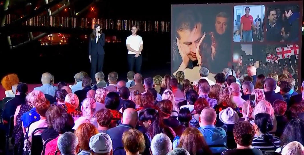 „ერთიანობა ნაციონალური მოძრაობის“ თბილისის კამპანიის ღონისძიება „კი ევროპას“ ახალგაზრდული ორგანიზაციის წარმომადგენლებმა გვანცა გაზდელიანმა და გიორგი კუპატაძემ გახსნეს