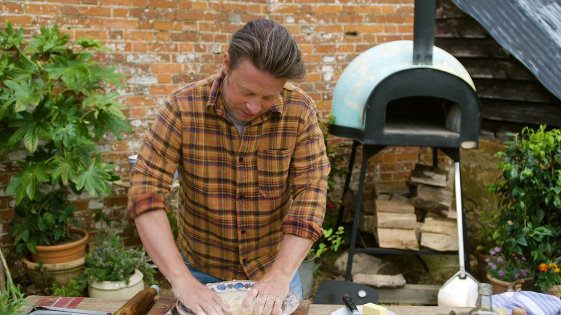 ბრიტანელი შეფ-მზარეული, ჯეიმი ოლივერი Youtube-ის, Facebook-ისა და Iinstagram-ის გვერდებზე ხაჭაპურის შესახებ ვიდეორგოლებს ავრცელებს