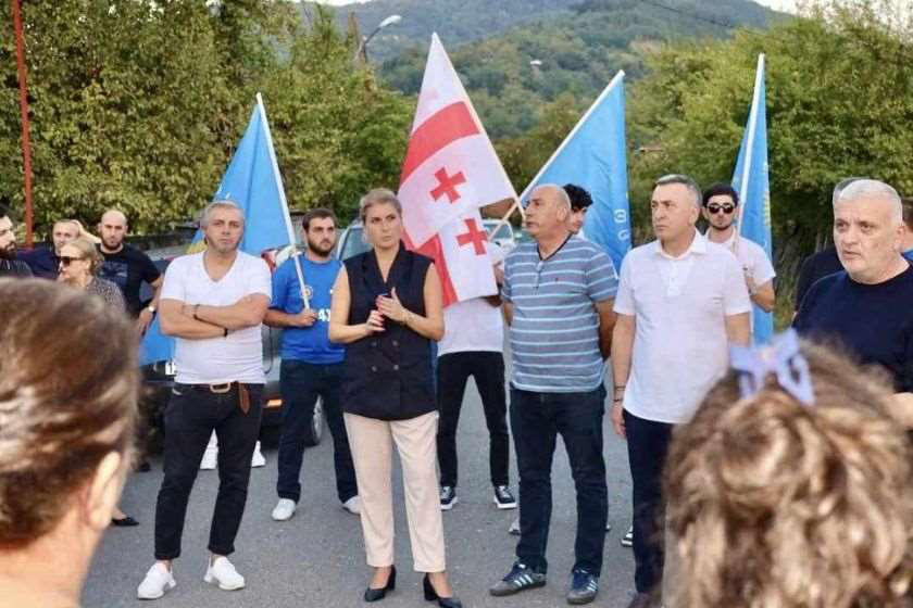 „ქართული ოცნების“ საარჩევნო კამპანიის ფარგლებში, ამბროლაურის მუნიციპალიტეტში მცხოვრებ მოსახლეობასთან შეხვედრები გრძელდება
