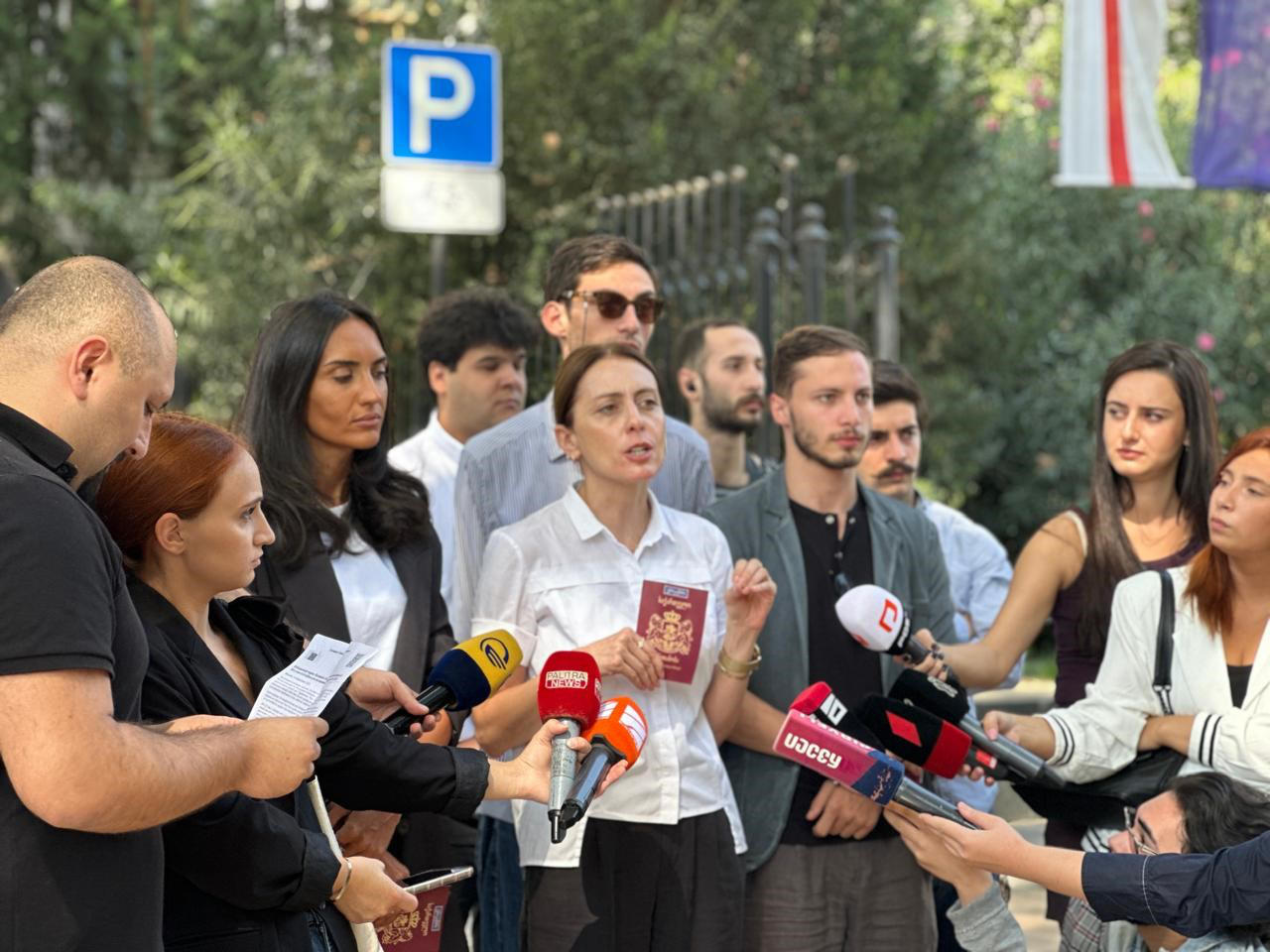 ხატია დეკანოიძე - ის 14 მილიარდი, რომელზეც ვსაუბრობთ და რომელიც 26 ოქტომბერს ქართველი ხალხის გამარჯვების შემდეგ, ევროკავშირთან გაწევრიანებაზე მოლაპარაკების გახსნის შემდეგ წამოვა, მიმართული იქნება ახალგაზრდების ძალიან მნიშვნელოვანი პერსპექტივის ასაშენებლად