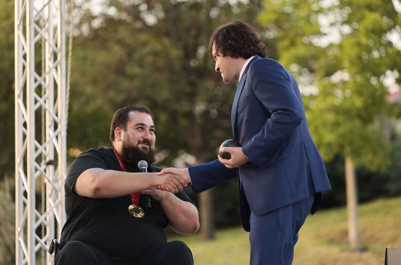 პარალიმპიურმა ჩემპიონმა გიგა ოჩხიკიძემ პრემიერ-მინისტრს სპორტის განსაკუთრებული გულშემატკივრობისთვის საჩუქრად ორჯერ სერტიფიცირებული ბირთვი გადასცა