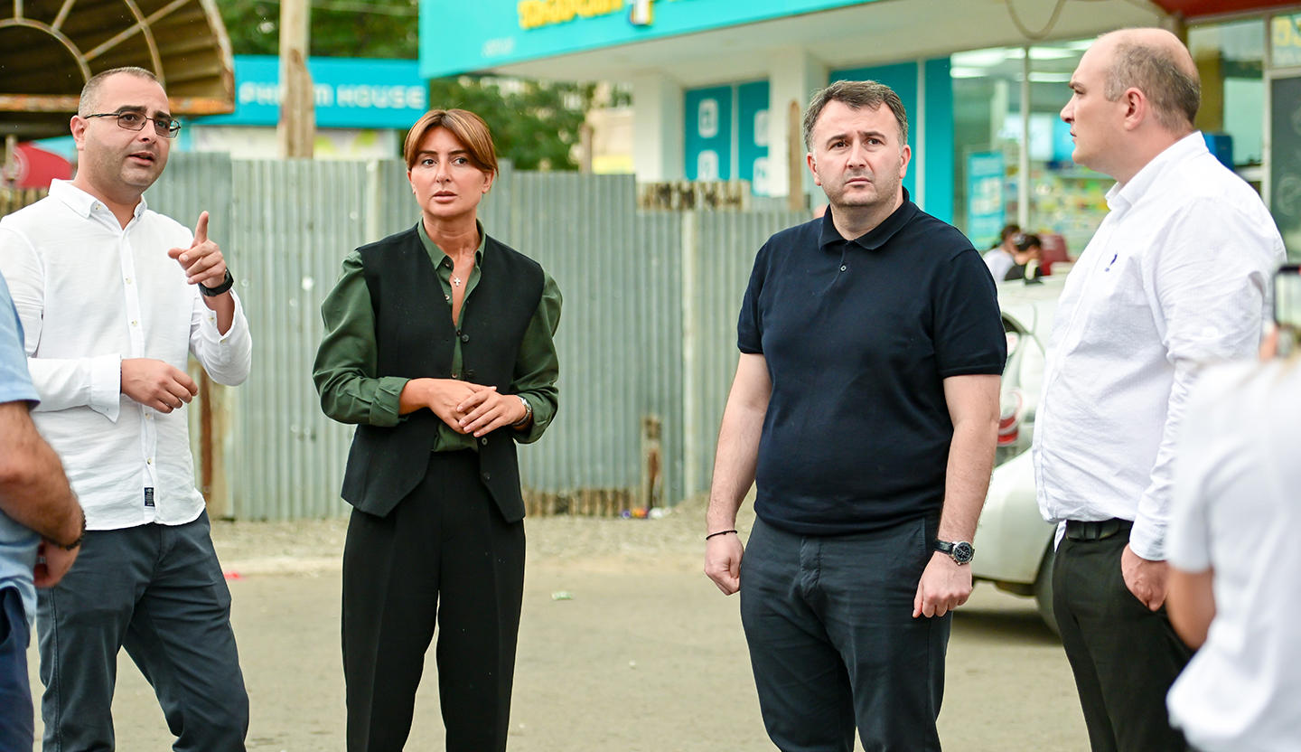 ნინო ლაცაბიძე და ირაკლი შატაკიშვილი, თოდრიას ქუჩის მოედნიდან კაპანაძის ქუჩამდე, გზის სარეაბილიტაციო სამუშაოების მიმდინარეობას გაეცნენ