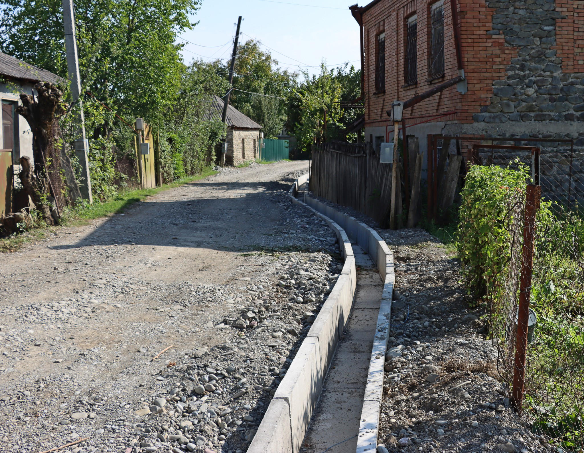 მერეთში სასაფლაოსთან მისასვლელი გზის მოწყობა მიმდინარეობს