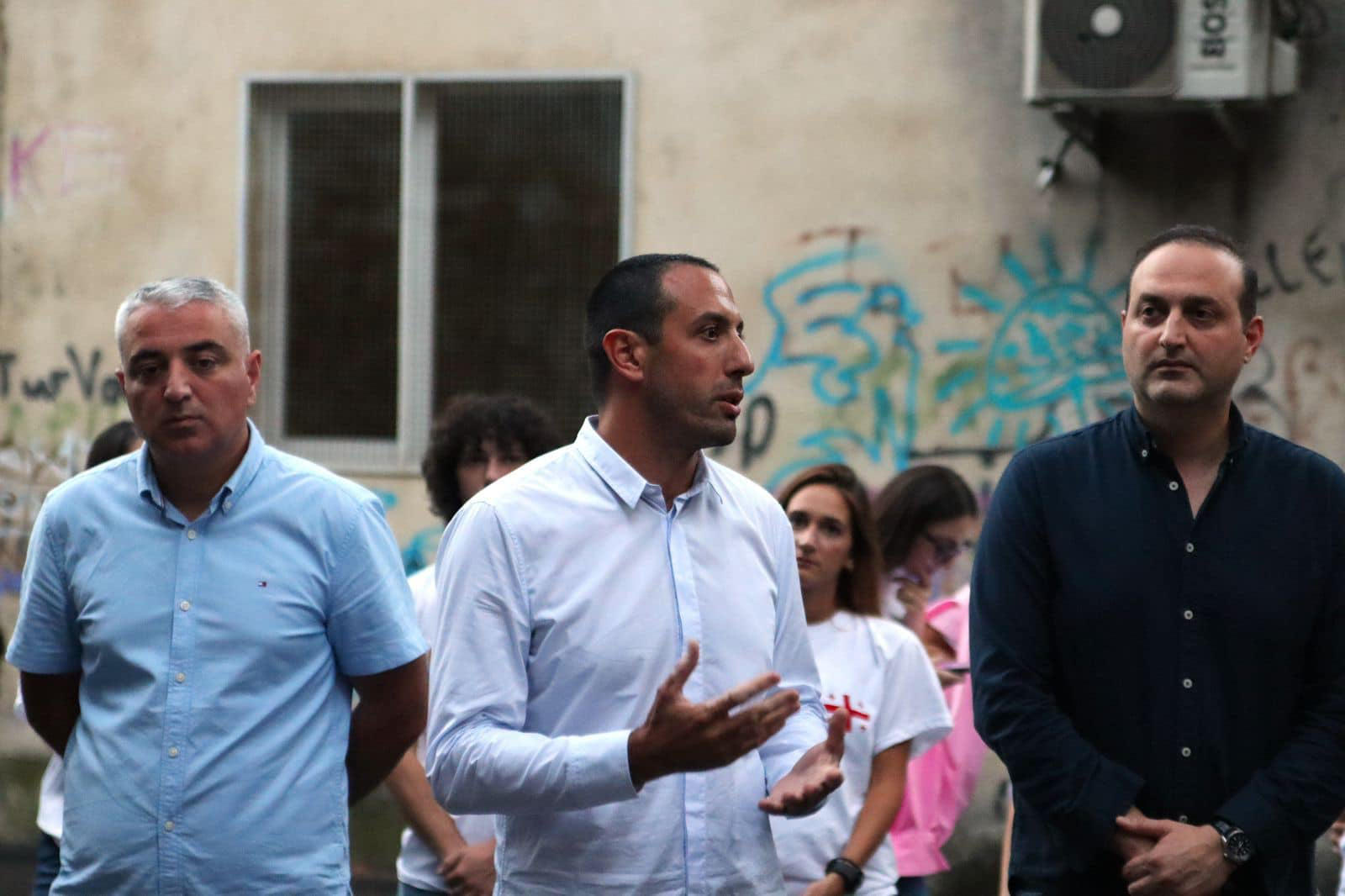 „ქართული ოცნების“ ვაკის დელეგატი ზუკა რურუა ჭავჭავაძის გამზირის N52-54-ის მცხოვრებლებს შეხვდა