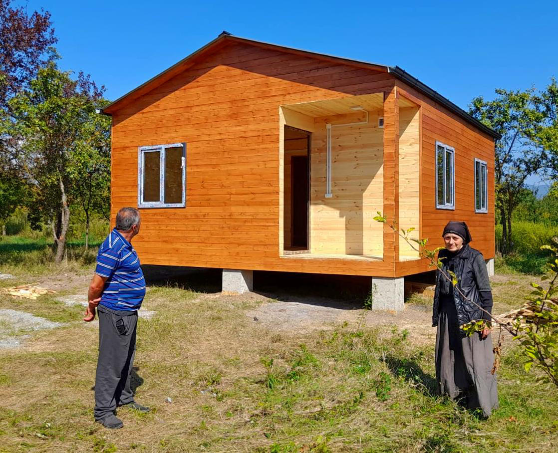 2024 წელს გორის მუნიციპალიტეტში საცხოვრებელი პირობების გაუმჯობესების მიზნით ხუთ უსახლკარო ოჯახს ხის კოტეჯი გადაეცემა - გორის მერია ხუთივე ოჯახს კოტეჯს საკუთარ ფართში უშენებს