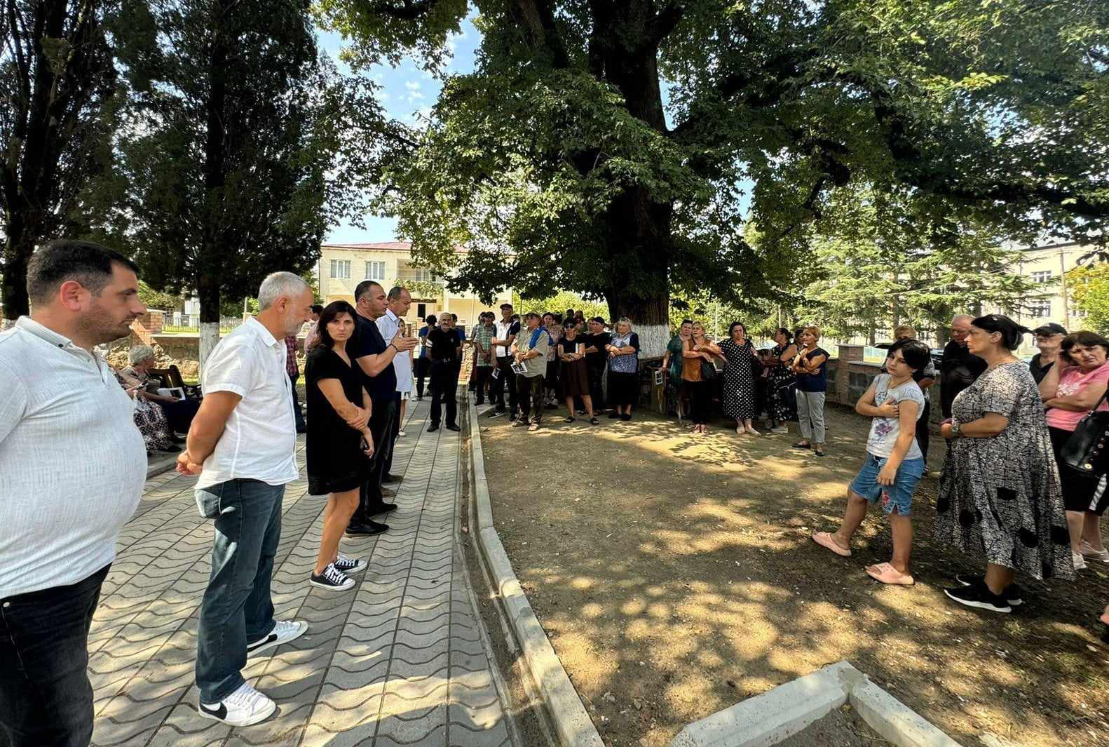 პარტია „ქართული ოცნების“ ლანჩხუთის საოლქო ორგანიზაციის წევრები მოსახლეობასთან შეხვედრებს მართავენ