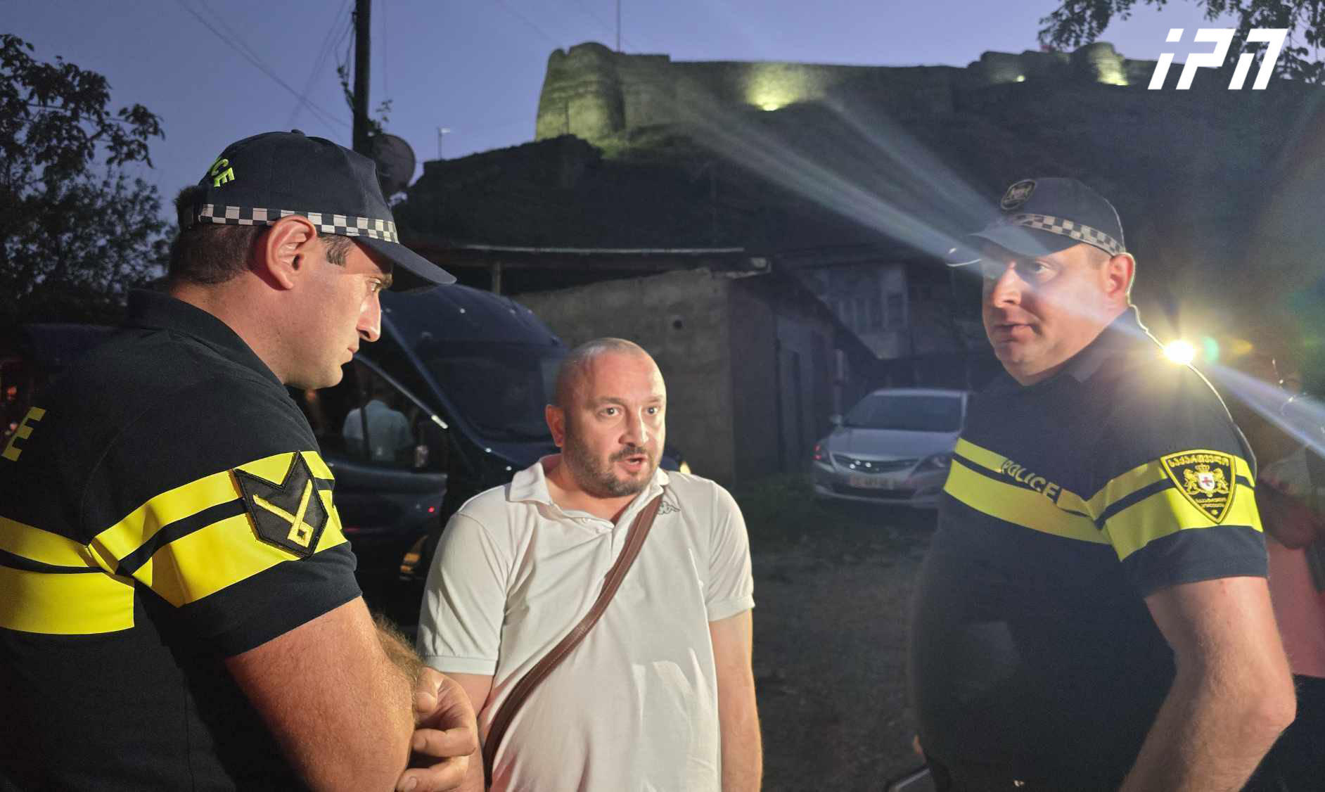 გორში, მხარდამჭერებთან „ქართული ოცნების" ლიდერების შეხვედრის დასრულებისას, კოალიცია „ცვლილებისთვის" წევრს ლექსო ვალიაურს რამდენიმე პირი ფიზიკურად გაუსწორდა