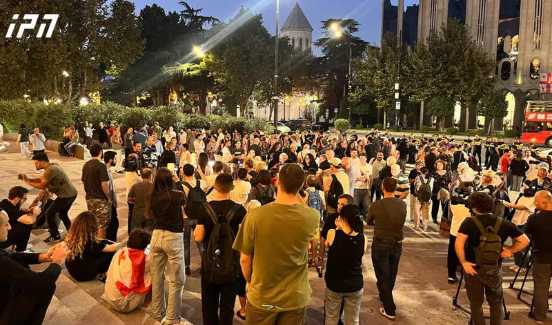 A protest rally with the slogan: "No to the Kremlin's diktat" is taking place near the parliament