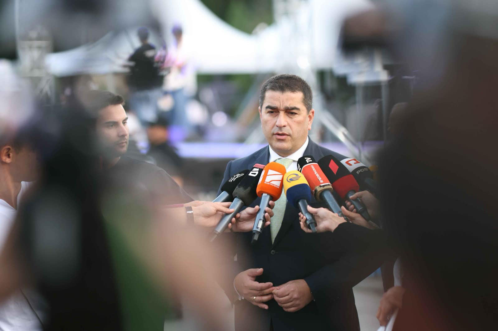 შალვა პაპუაშვილი - ვხედავთ ოპოზიციის მხრიდან ნეგატიური კამპანიის წარმოებას, ამ ყველაფერზე თვალს ხუჭავენ ადგილობრივი დამკვირვებელი ორგანიზაციები, არცერთ მათ ანგარიშში დარღვევები ასახული არ არის