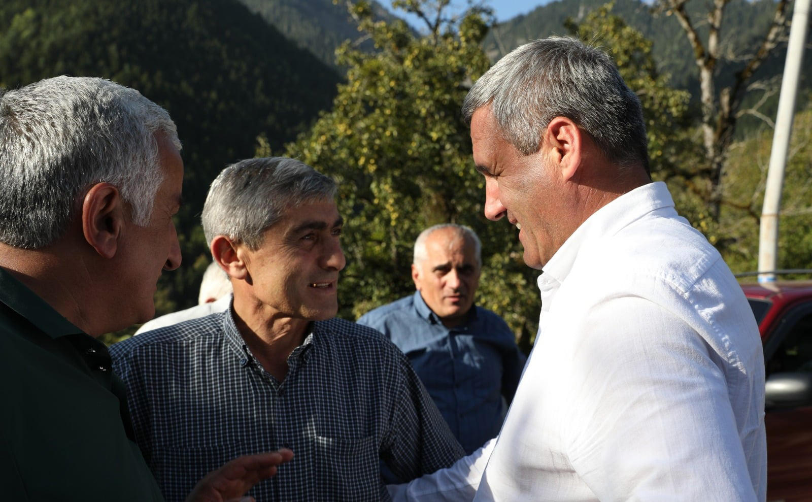 „ქართული ოცნებიდან“ აჭარის უმაღლესი საბჭოს დელეგატი ხულოში ვახტანგ ბერიძე, ხულოს მოსახლეობასთან შეხვედრებს აგრძელებს