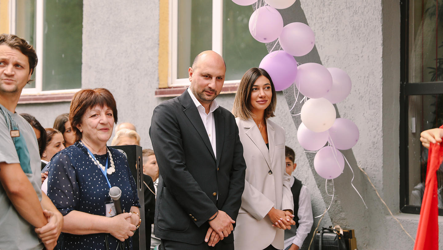თინათინ ნიბლოშვილმა და ირაკლი ხელაძემ 190-ე სკოლის მოსწავლეებს სასწავლო წლის დაწყება მიულოცეს