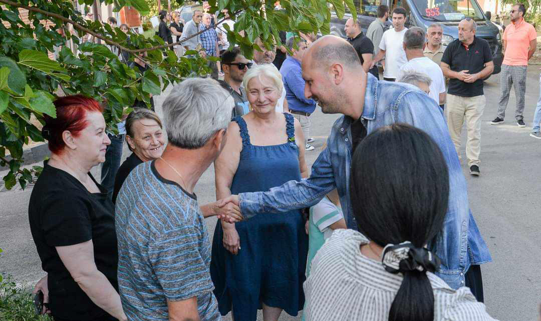 „ქართული ოცნების“ დელეგატი ირაკლი ხელაძე ნაძალადევის რაიონის მოსახლეობას ხვდება