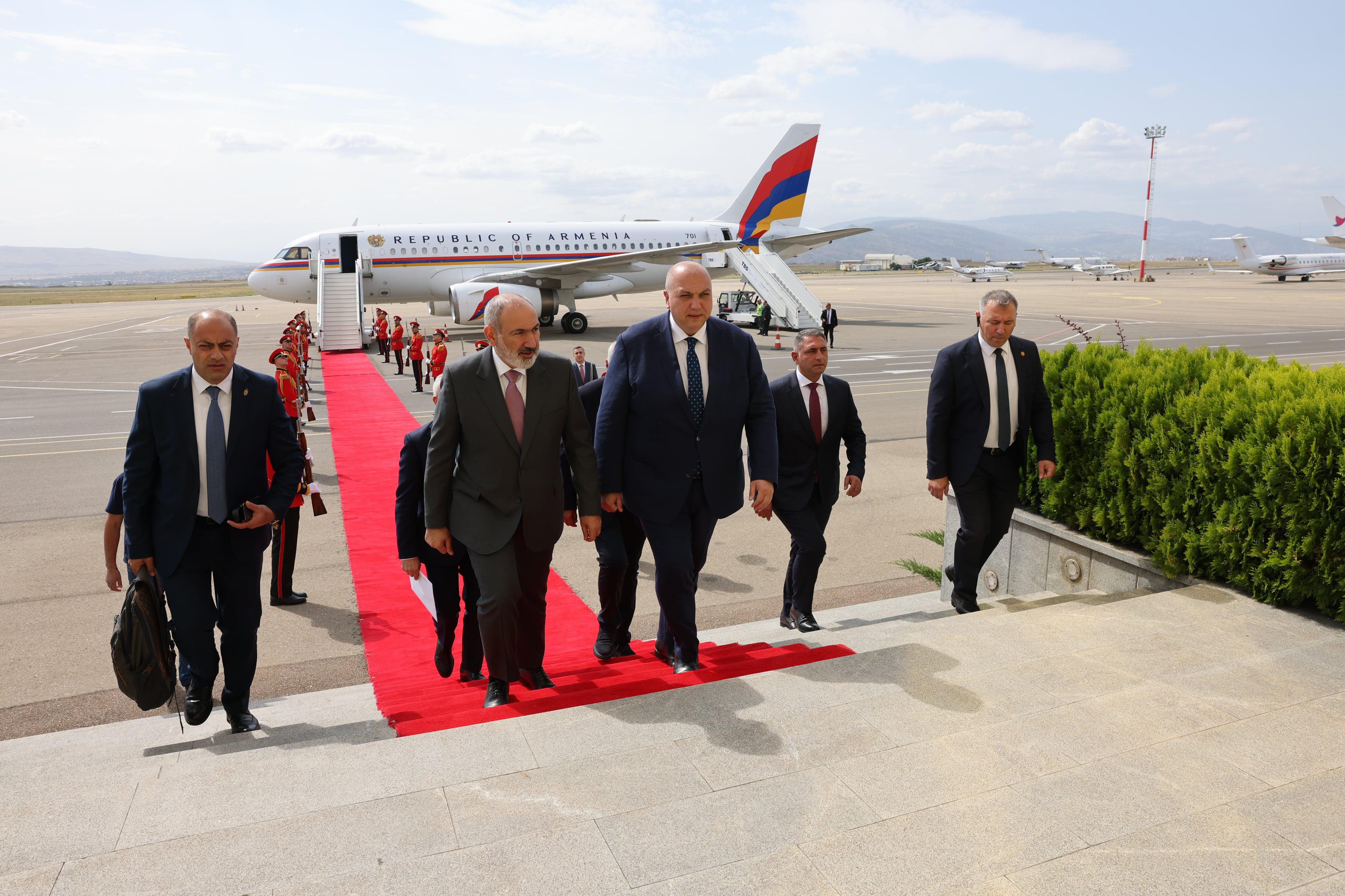 ირაკლი ქარსელაძე სომხეთის პრემიერ-მინისტრს, ნიკოლ ფაშინიანს თბილისის აეროპორტში დახვდა