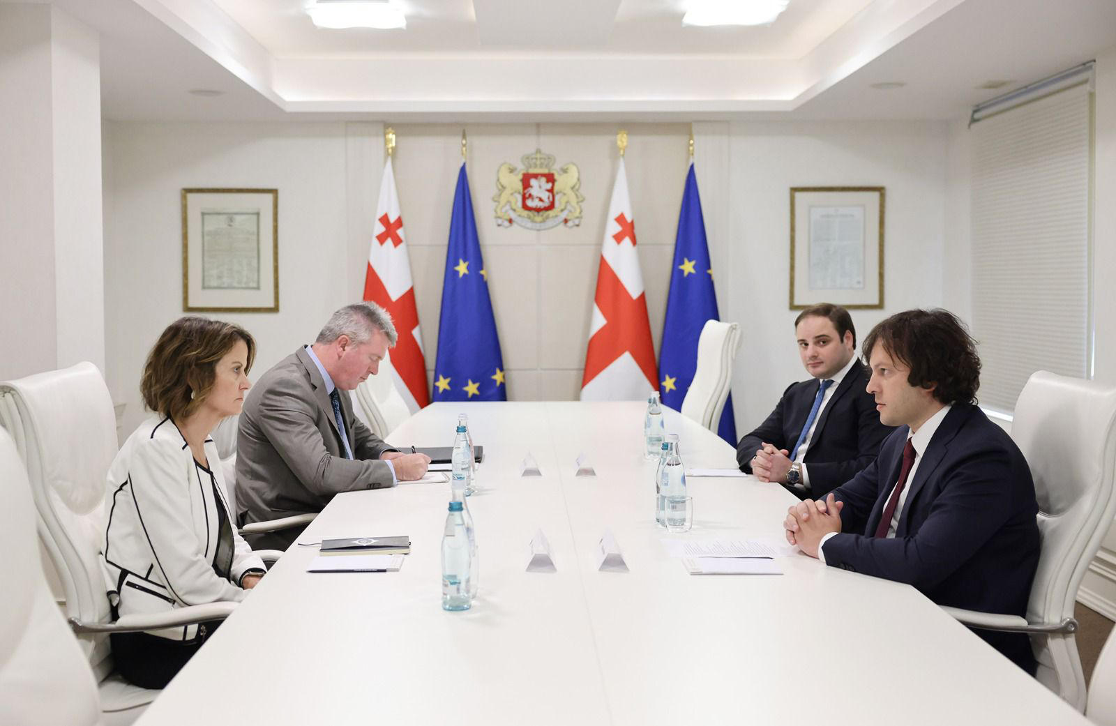 მთავრობის ადმინისტრაცია - პრემიერ-მინისტრმა აშშ-ის ელჩთან შეხვედრაზე შეშფოთება გამოთქვა სახელმწიფო დეპარტამენტის გუშინდელი გადაწყვეტილების გამო - აღნიშნა, რომ გადაწყვეტილებით ამერიკული მხარე კრიტიკულ ზღვარს მიუახლოვდა